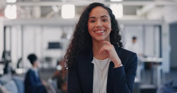アイデア ビジョン スタートアップミッションを持つオフィスの黒人女性のビジネス リーダーシップ ブラジルでの目標意識 成功と目標と幸せな女性労働者の企業 誇りと肖像画 — ストック動画