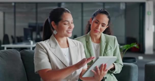 Tablet Business Lounge Samenwerking Vrouwen Beoordelen Financiële Portefeuille Feedback Aandelenmarkt — Stockvideo