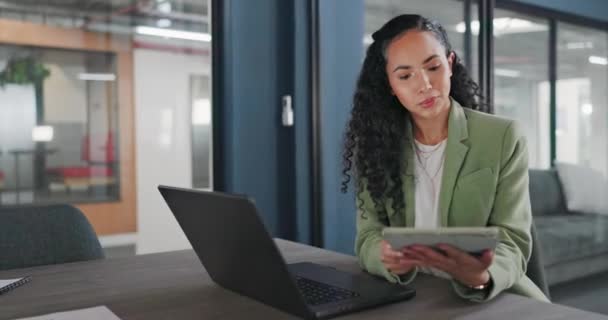 Office Laptop Tablet Happy Woman Reading Financial Portfolio Stock Market — Stockvideo