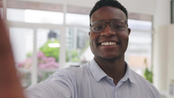 Selfie Czarny Portret Mężczyzny Pracownik Firmy Uśmiechem Biurze Gotowy Pracy — Wideo stockowe