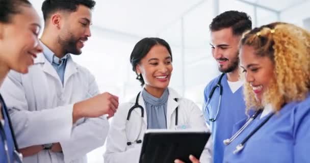 Medical Tablet Group Doctors Nurses Talking Laughing Funny Joke Together — Stock Video