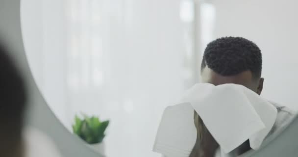 Spegel Rengöring Ansikte Och Svart Man Med Handduk För Välbefinnande — Stockvideo