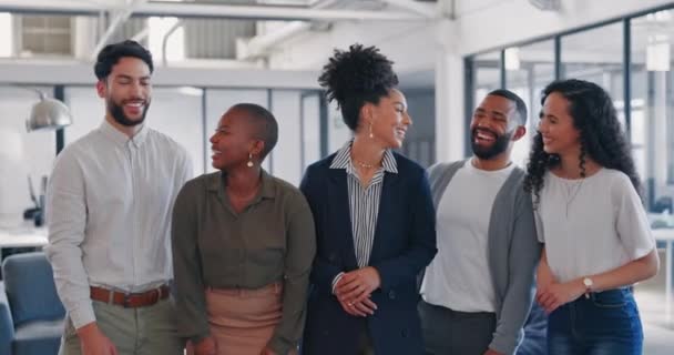 Çeşitlilik Adamları Işbirliği Hedefler Motivasyon Için Ofiste Gülüşmeler Mutlu Çalışanlardan — Stok video