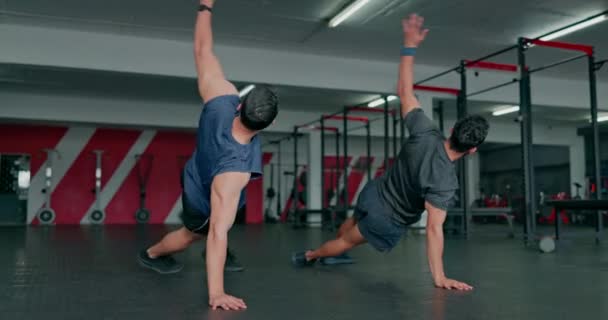 Αθλητισμός Προσωπικός Γυμναστής Και Σανίδα Τους Ανθρώπους Στο Γυμναστήριο Για — Αρχείο Βίντεο