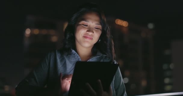 Ночной Балкон Планшет Городской Женщины Печатающие Социальные Сети Обратной Связи — стоковое видео