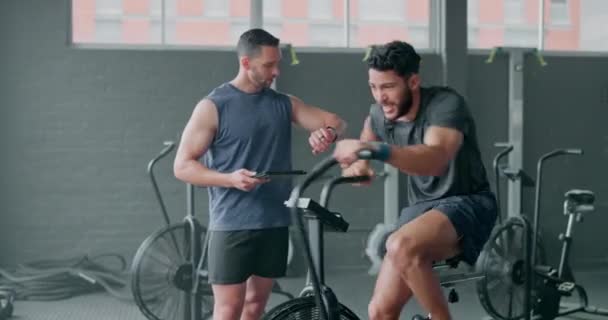 Personal Trainer Batti Cinque Cyclette Con Atleta Uomo Palestra Allenamento — Video Stock