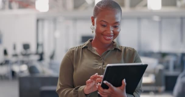 Business Black Woman Tablet Planning Office Analytics Iot Innovation Smile — Stockvideo