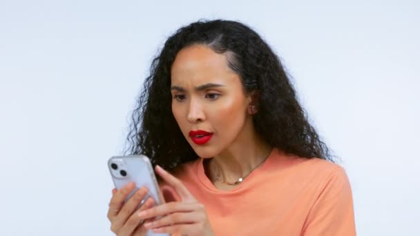 Svart Kvinna Överraskande Ansikte Och Smartphone Med Chockad Reaktion Online — Stockvideo