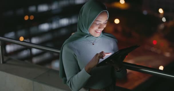 Night Rooftop Tablet Laughing Muslim Woman Reading Funny Social Network — Vídeo de Stock