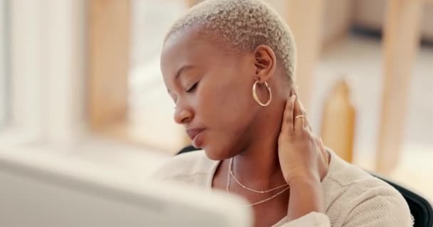 Schwarze Frau Geschäfts Und Nackenschmerzen Mit Burnout Stress Und Termindruck — Stockvideo