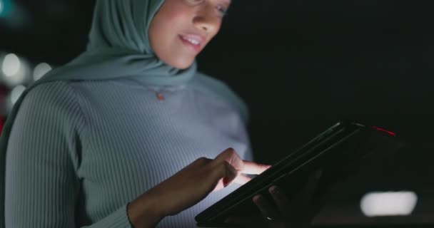 Tableti Gece Gülümsemesi Olumlu Sosyal Geribildirimi Müşteri Tecrübesi Okuyan Müslüman — Stok video