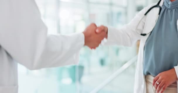 Doctor Tablet Handshake Partnership Agreement Deal Greeting Discussion Hospital Healthcare — Stockvideo