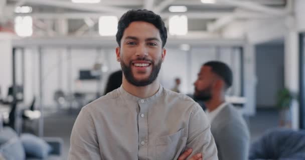 Führung Büro Und Gesicht Eines Geschäftsmannes Mit Lächeln Verschränkten Armen — Stockvideo