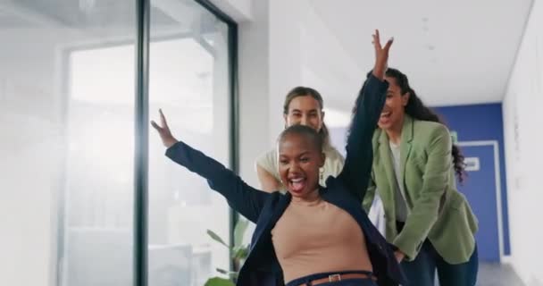 オフィス お祝いや幸せな女性は ビジネスの利益 投資の成長やスタートアップの成功を祝うために椅子を押す 多様性 楽しい興奮した人々は会社の収益の財務文書を再生または投げます — ストック動画