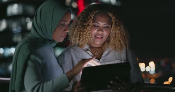 Rooftop Diversity Tablet Happy Team Review Social Network Feedback Customer — Vídeo de Stock