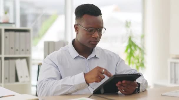 Research Tablet Financial Advisor Black Man Finance Investment Review Planning — Vídeo de stock