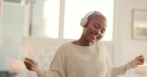 耳机和黑人妇女在卧室里享受家庭幸福 精神健康和早晨快乐的能量 利用技术上的音频或音频流媒体服务听音乐和跳舞的年轻人 — 图库视频影像