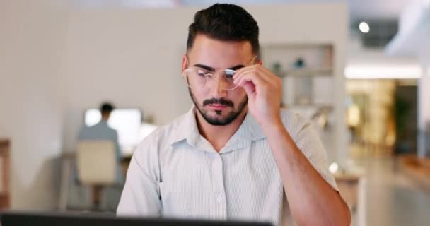 Unternehmer Mann Und Führer Mit Kopfschmerzen Burnout Und Überlasteten Terminen — Stockvideo