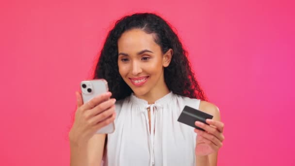 Credit Card Online Shopping Face Black Woman Studio Advertising Space — Vídeo de Stock