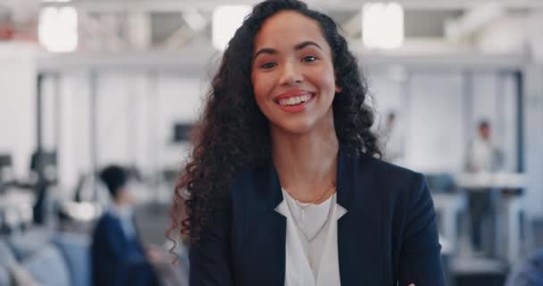 Business Leadership Visage Femme Dans Immeuble Bureaux Avec Les Bras — Video