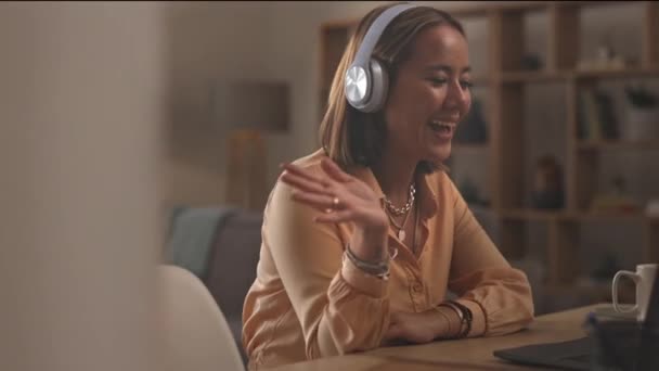 Dizüstü Bilgisayar Kulaklıklar Uzaktan Için Çalıştığı Evde Online Bir Toplantıda — Stok video