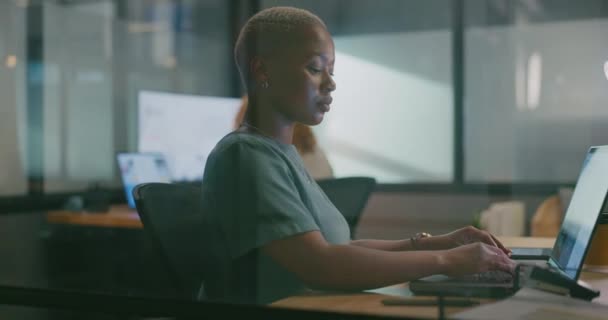 Бізнес Офісний Ноутбук Або Чорна Жінка Друкує Відгуки Про Фінансовий — стокове відео