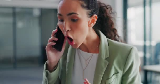 女人和愤怒的电话 压力和挫折在现代办公室 截止日期和问题 女员工和经理 带着智能手机 沮丧而严肃的谈话 — 图库视频影像