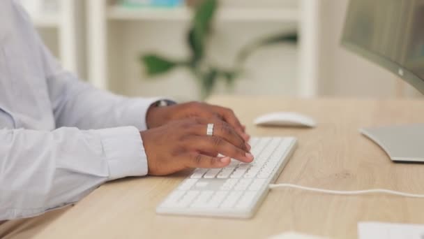 Computer Keyboard Hands Black Man Typing Finance Portfolio Feedback Stock — Stockvideo