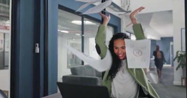 Laptop Uroczystość Lub Szczęśliwa Kobieta Rzucać Dokumenty Aby Uczcić Sukces — Wideo stockowe