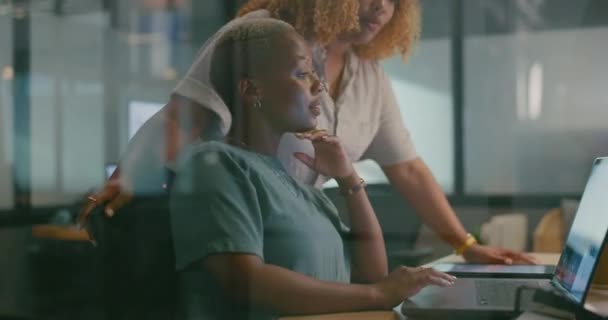 Офісне Скляне Вікно Обговорення Ноутбуків Команд Соціальних Мережах Досвід Клієнтів — стокове відео