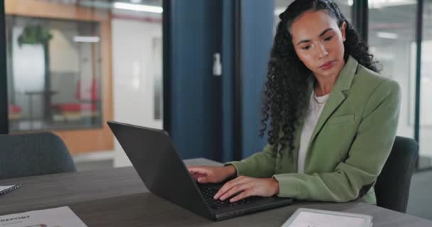 Tablet Laptop Business Woman Comparison Financial Portfolio Review Stock Market — Stock video