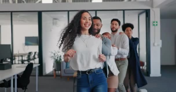 娱乐和团队建设 庆祝和精力为办公室心理健康 健康和团队领导 企业员工 工人或黑人女性经理与员工在工作场所跳舞 — 图库视频影像