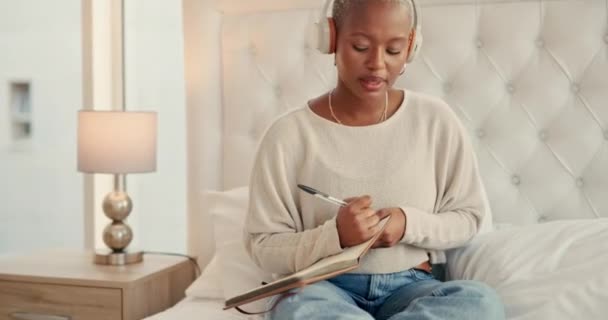 Чорна Жінка Навушники Письмо Ліжку Потокова Музика Натхнення Вихідних Афроамериканська — стокове відео