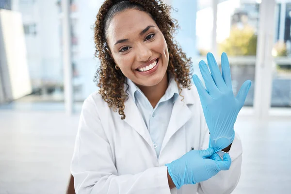 Czarna Kobieta Naukowiec Badania Medyczne Rękawiczki Ręce Uśmiech Portrecie Nauk — Zdjęcie stockowe