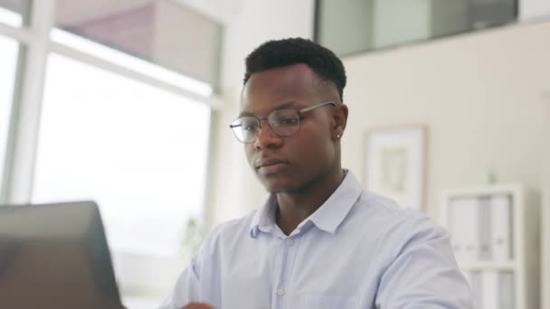 黑人和办公室思维 笔记本电脑和新项目 提案和计划的想法 拥有计算机 焦点或数字广告的非裔美国男性雇员 领导者或企业家 — 图库视频影像