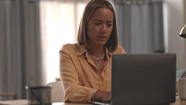 Kopfschmerzen Stress Und Geschäftsfrau Laptop Homeoffice Versagen Und Fehler Auf — Stockvideo