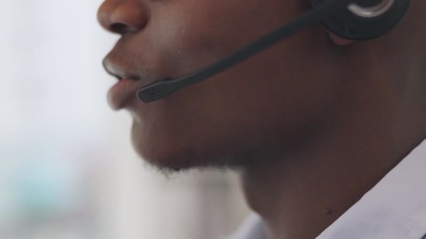 Πρόσωπο Μικρόφωνο Και Τηλεφωνικό Κέντρο Υπάλληλος Μαύρο Συνομιλούν Τον Πελάτη — Αρχείο Βίντεο