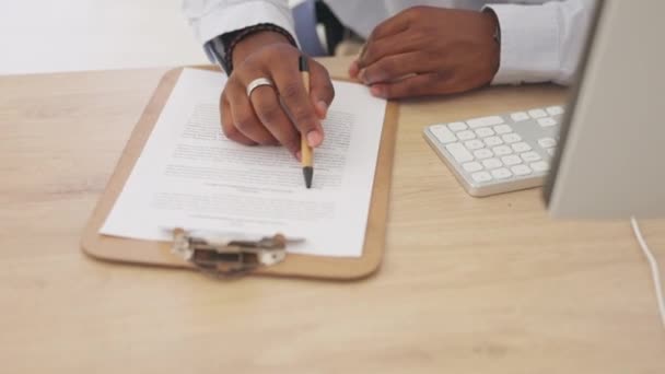 사람의 이법적 서류에 서명하거나 고객의 서류에 서명하거나 계약을 읽는다 아프리카 — 비디오