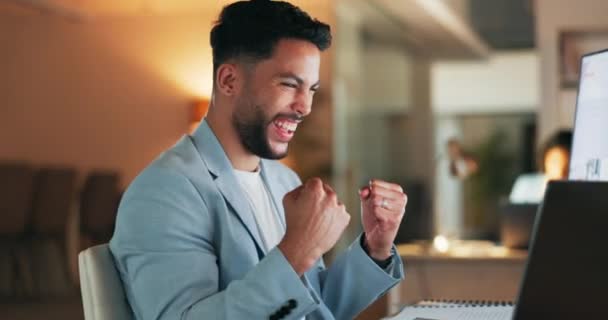 Mutlu Adamı Dizüstü Bilgisayar Ofis Masasında Kazanma Anlaşma Terfi Için — Stok video