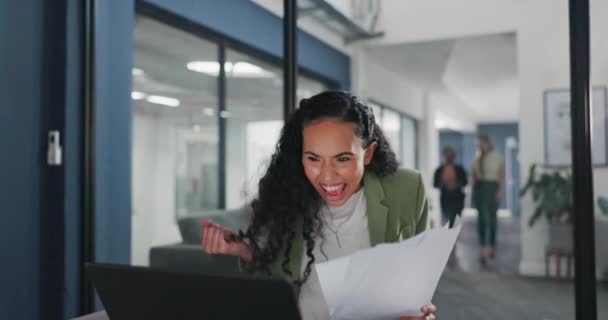 Laptop Dokümanlar Veya Heyecanlı Siyah Kadın Finansal Başarıyı Borsa Gelirini — Stok video