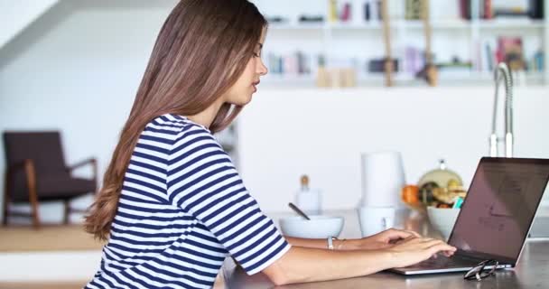 Kitchen Face Woman Typing Laptop Working Email Social Media Home — 图库视频影像