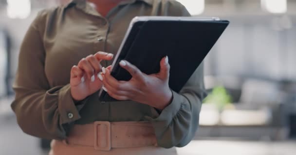 Επιχειρηματίας Χέρια Και Εργάζονται Tablet Στο Γραφείο Analytics App Και — Αρχείο Βίντεο