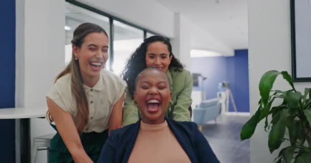 Γραφείο Γιορτάζουν Ευτυχισμένη Γυναίκες Ώθηση Καρέκλα Για Τον Εορτασμό Του — Αρχείο Βίντεο