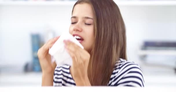 Espirro Tecido Rosto Uma Mulher Seu Escritório Com Gripe Alergias — Vídeo de Stock
