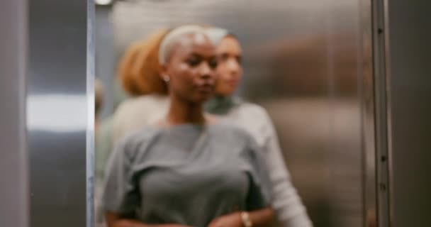 Fahrstuhl Gehhilfe Und Schwarze Frau Die Morgens Zur Arbeit Kommt — Stockvideo