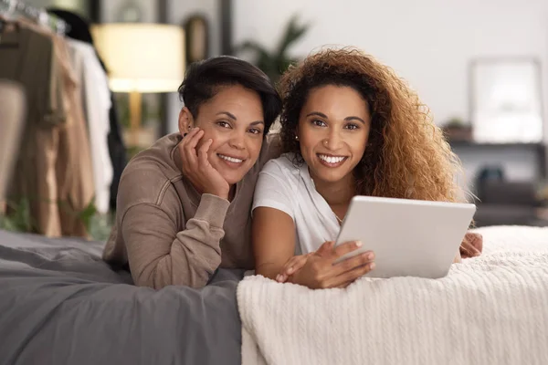She Beautiful Sparkle Her Eyes Young Lesbian Couple Using Tablet — Stok fotoğraf