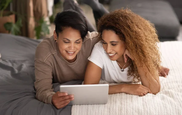 She Beautiful Way She Thought Young Lesbian Couple Using Tablet — Stok fotoğraf