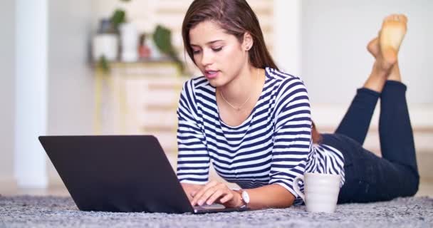 Laptop Coffee Blog Woman Floor Her Home Typing Email Doing — Stok Video