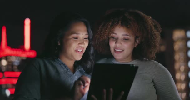 Tablet Balcón Nocturno Diversidad Mujeres Revisan Los Comentarios Las Redes — Vídeos de Stock