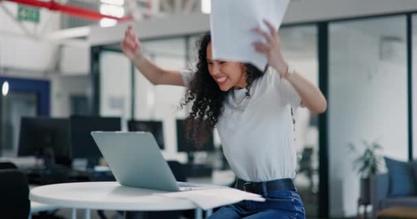 Worker Success Throwing Paper Laptop Finance Growth Stock Market Achievement — Stock video